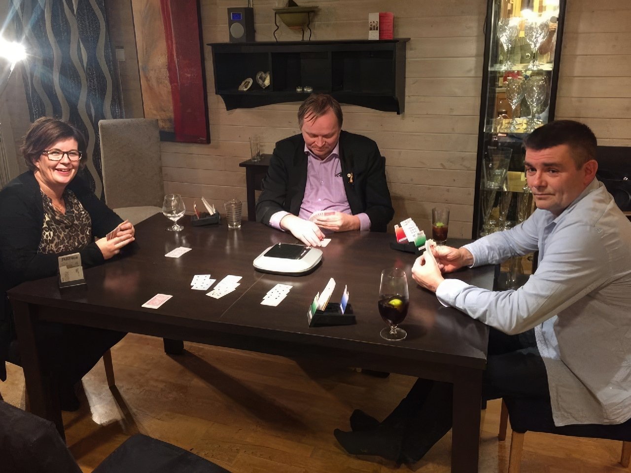Close-up of players looking at their cards.